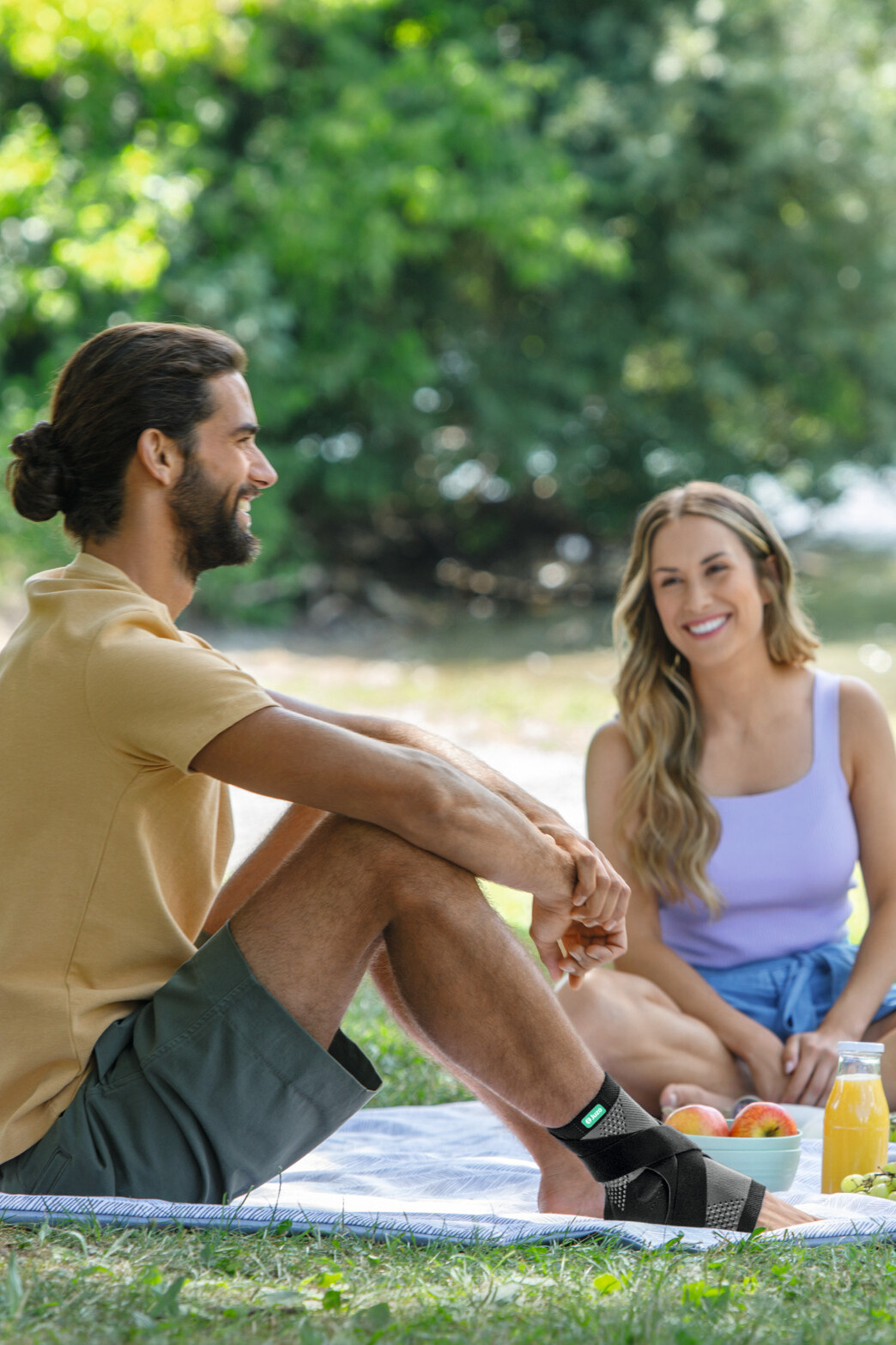 Mann beim Picknick trägt JuzoFlex Malleo Xtra Strong