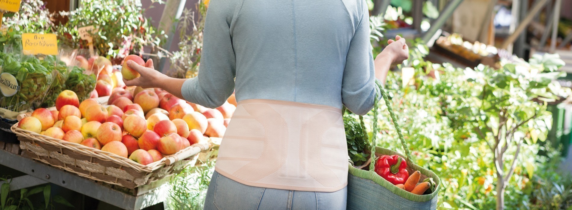 En kvinna med ryggortos i mataffären