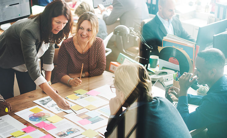 Coachen Sie Ihr Team an die Spitze Frau erklärt etwas