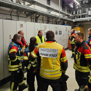 Feuerwehr bei der Lagebesprechung