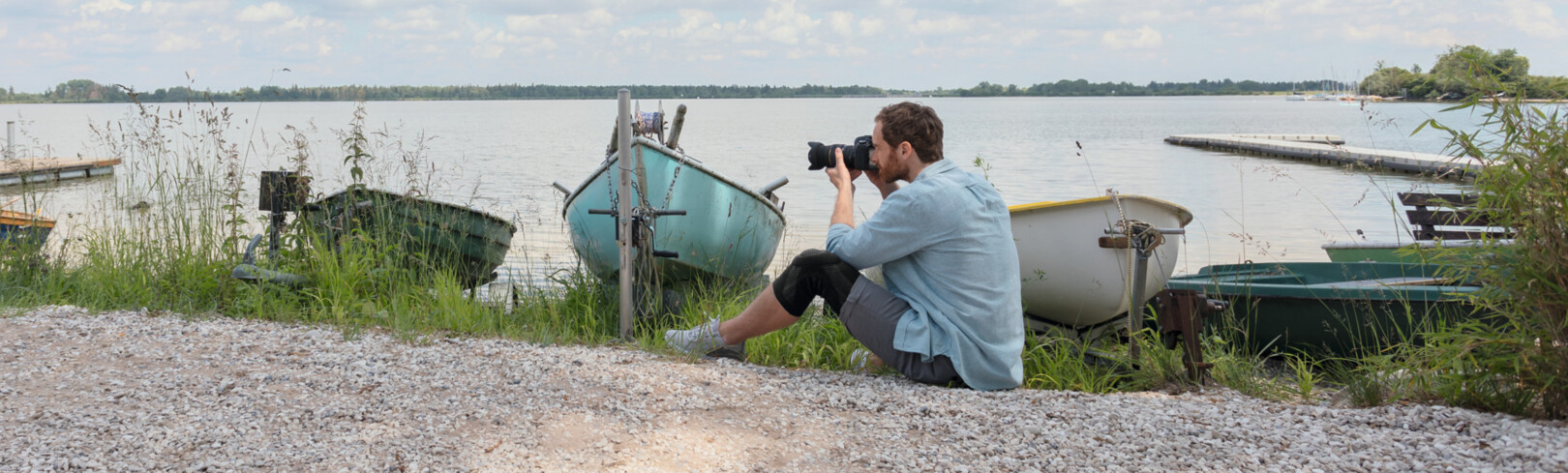 Fotograf mit Kniebande Genu Xtra am See