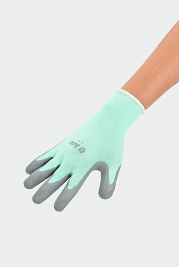 Femme portant des gants spéciaux Juzo  Femme portant des gants spéciaux Juzo
