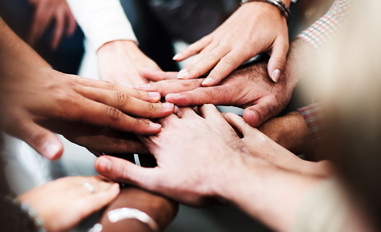 Cross-Selling Hände berühren sich