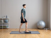 Exercício 1: Equilíbrio numa perna em cima de uma almofada de equilíbrio com flexão do joelho 