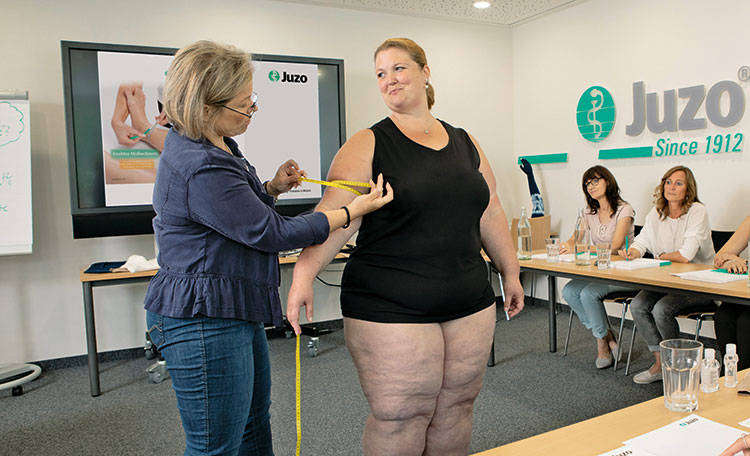 Lipödem-Workshop Referntin nimmt das Maß einer Frau