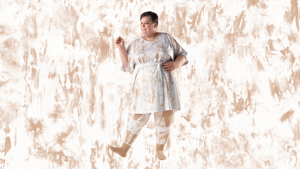 Juzo Batik Collection Eine Frau trägt Kompressionsstrümpfe mit Batik-Muster