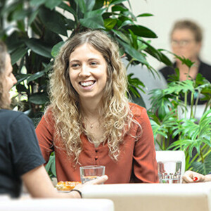 Lächelnde Mitarbeiterin in der Kantine