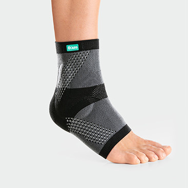 JuzoFlex Malleo Xtra Fot med fotledsbandaget Malleo Xtra i färgen Charcoal