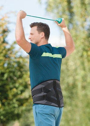 En man idrottar med ortos 