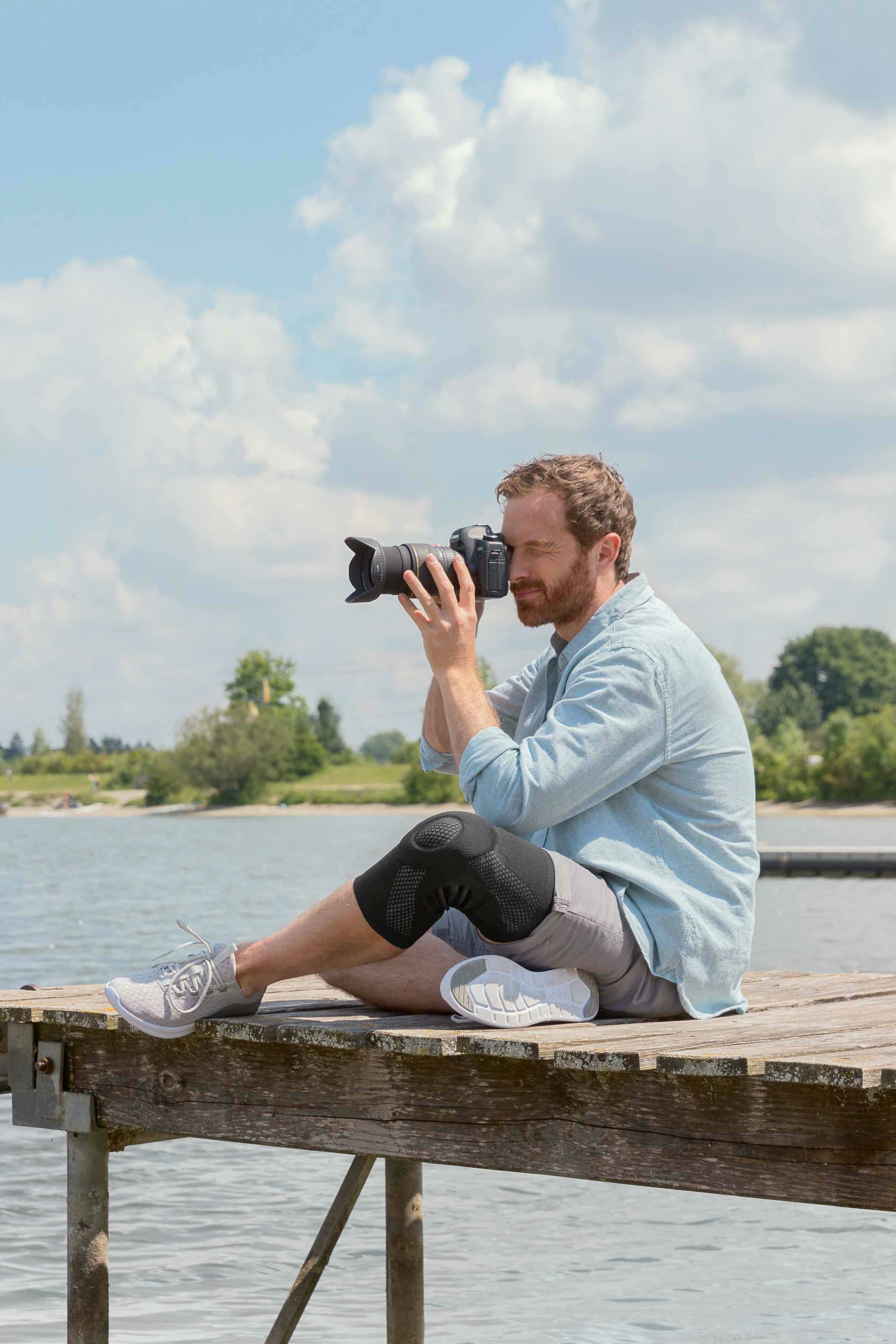 Fotograf trägt die JuzoFlex Genu Xtra Kniebandage Fotograf trägt die JuzoFlex Genu Xtra Kniebandage