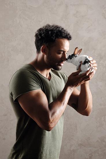 1. Juzo Intenso Un uomo forte che si coccola con un simpatico coniglietto