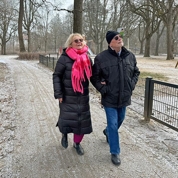Eine Frau mit einem Lymphödem geht mit ihrem Mann spazieren