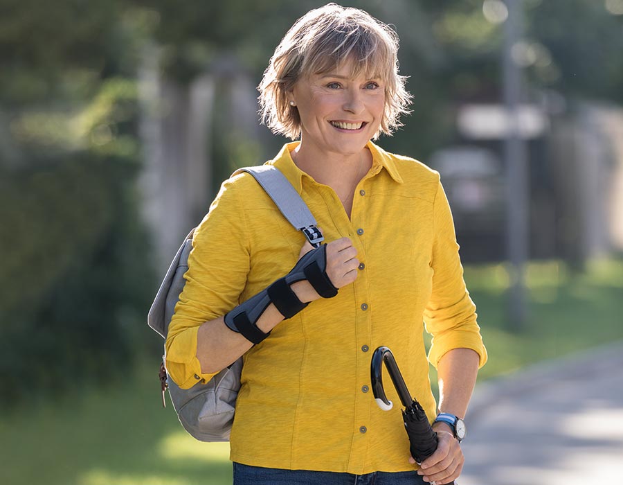 Handorthese JuzoPro Manu Xtec Palmar in Benutzung Eine Frau trägt eine Handorthese