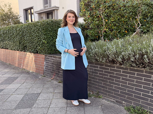 Schwangere Frau hält ihren Bauch