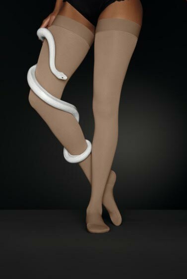 Lifestyle Bild Juzo Move  Beine mit dem Juzo Move und einer weißen Schlange