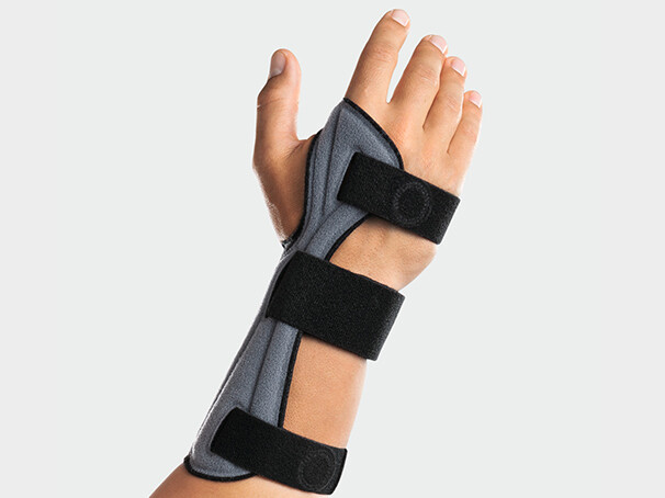 Handorthese JuzoPro Manu Xtec Palmar an einer Hand abgebildet