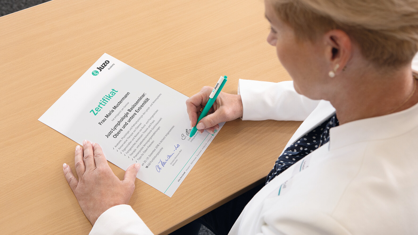 IQZ Fortbildungspunkte Referentin unterschreibt Zertifikat