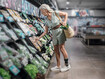 Frau im Supermarkt mit JuzoPro Malleo Xtec Light