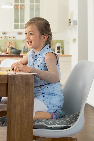 Traitement des cicatrices  L'enfant est assis à la table
