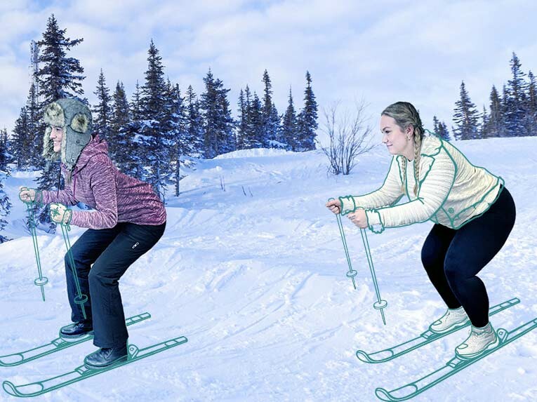 zwei Frauen mit gezeichneter Skiausrüstung auf einem Schneebedeckten Hang