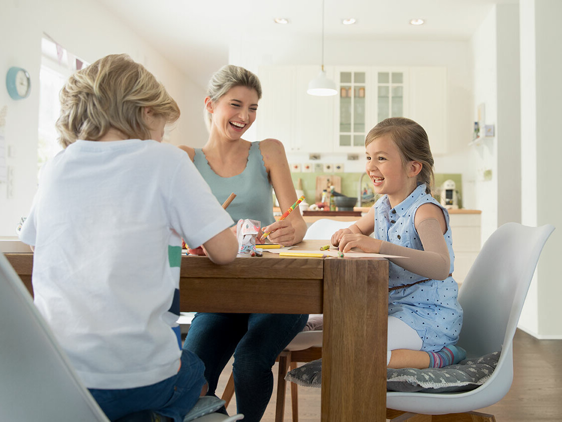 Famille en train de peindre