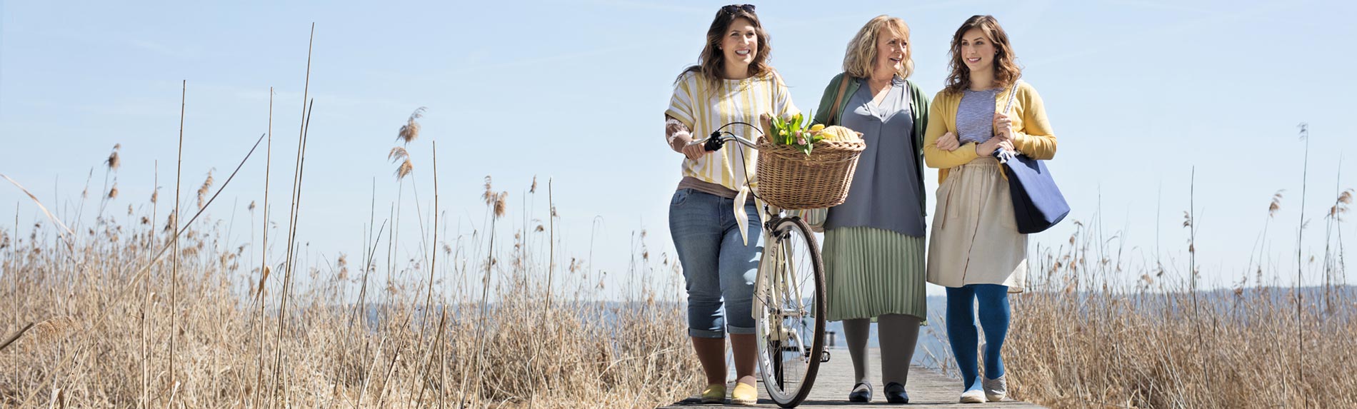 Femmes en vélo sur une passerelle