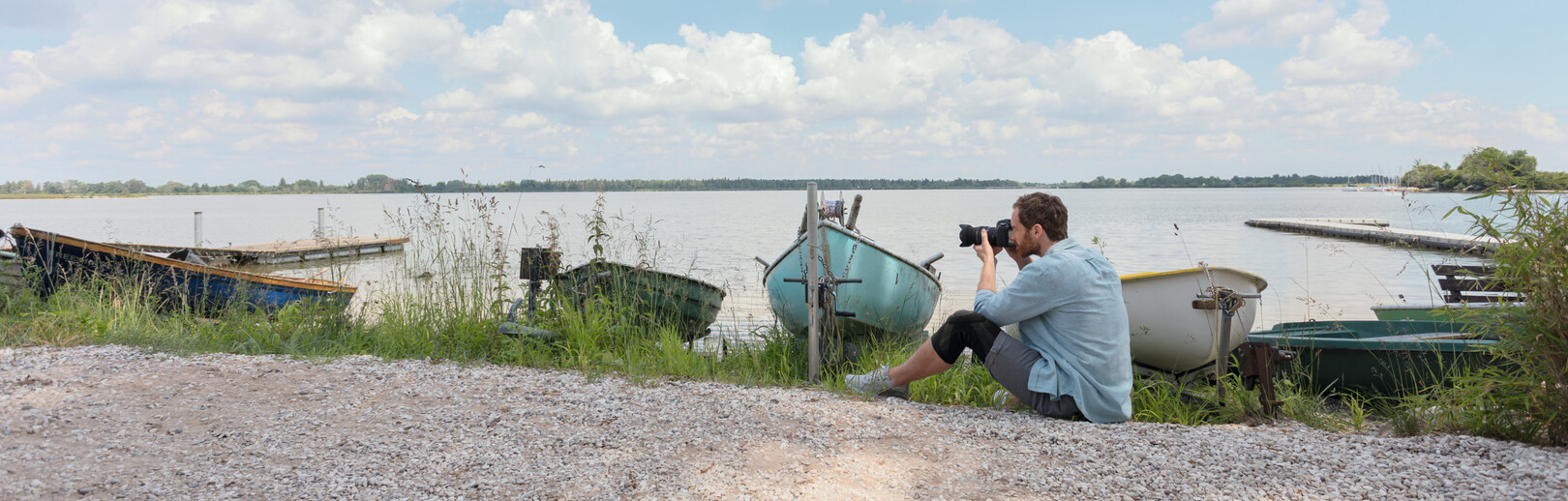 Photographe avec genouillère Genu Xtra au bord d'un lac Photographe avec genouillère Genu Xtra au bord d'un lac