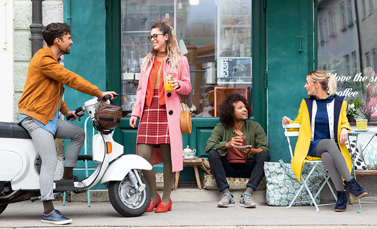 Phlebologie Aufbau Freunde treffen sich vor einem Cafe