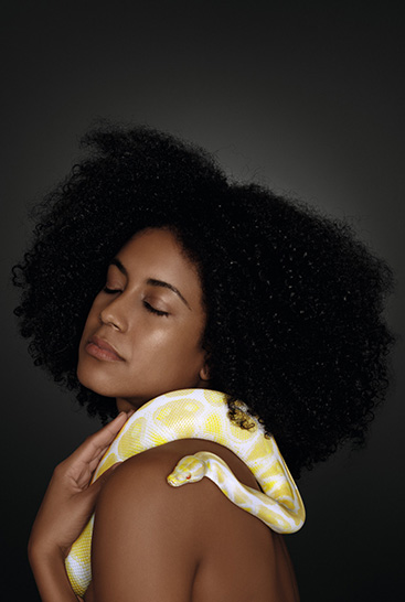 1. Image de style de vie Juzo Move  Femme avec un serpent jaune