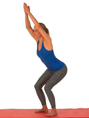 Aliviar a coluna vertebral Mulher faz exercício para aliviar a coluna vertebral