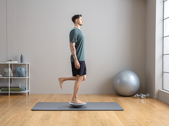 Övning 1: Stå på ett ben på balansplatta med knäflexion 