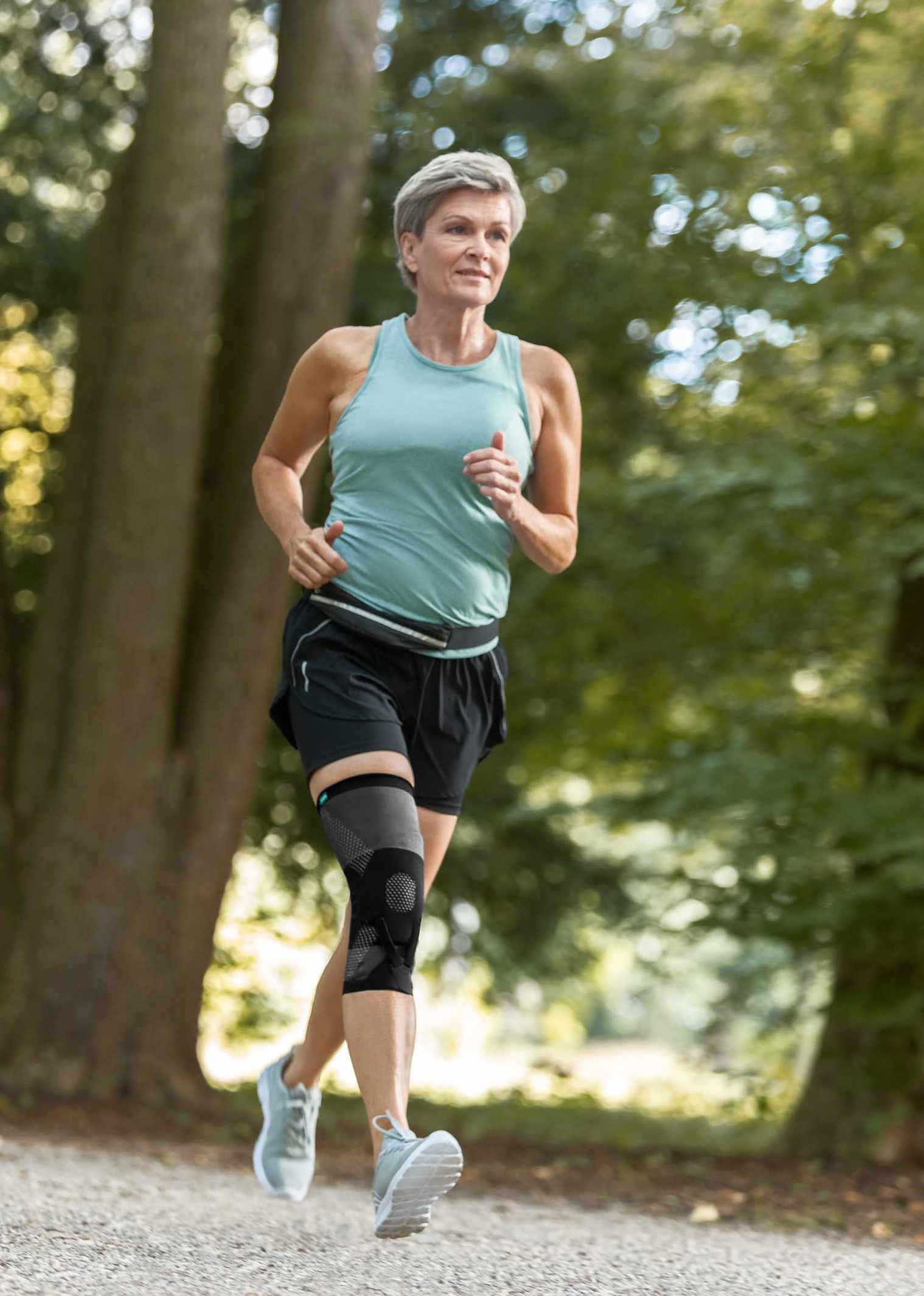 Joggende Frau trägt Knieorthese JuzoPro Patella Xtec Plus Joggende Frau trägt Knieorthese JuzoPro Patella Xtec Plus