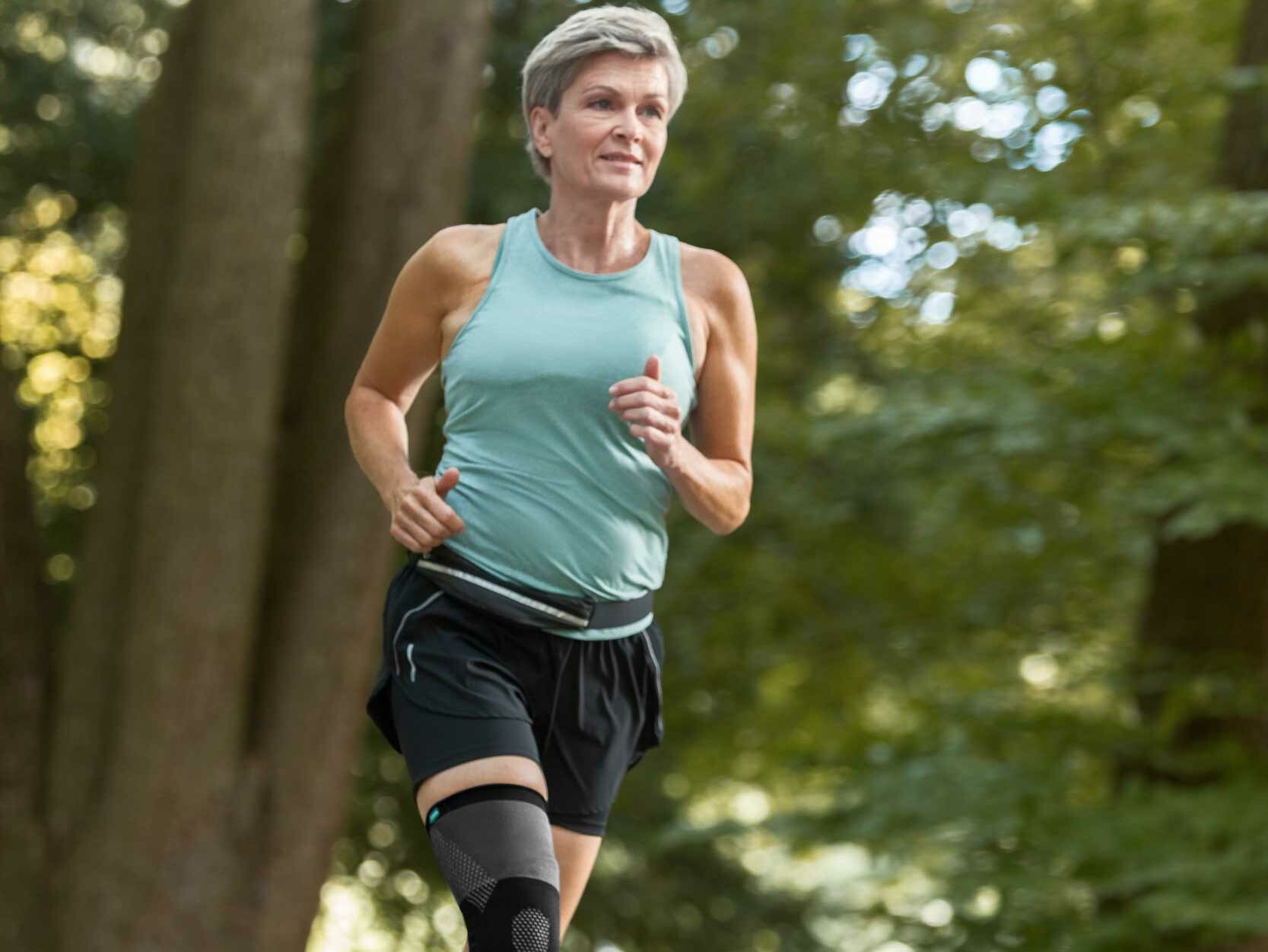 Frau beim Joggen mit einer JuzoFlex Genu Xtra Frau beim Joggen mit einer JuzoFlex Genu Xtra
