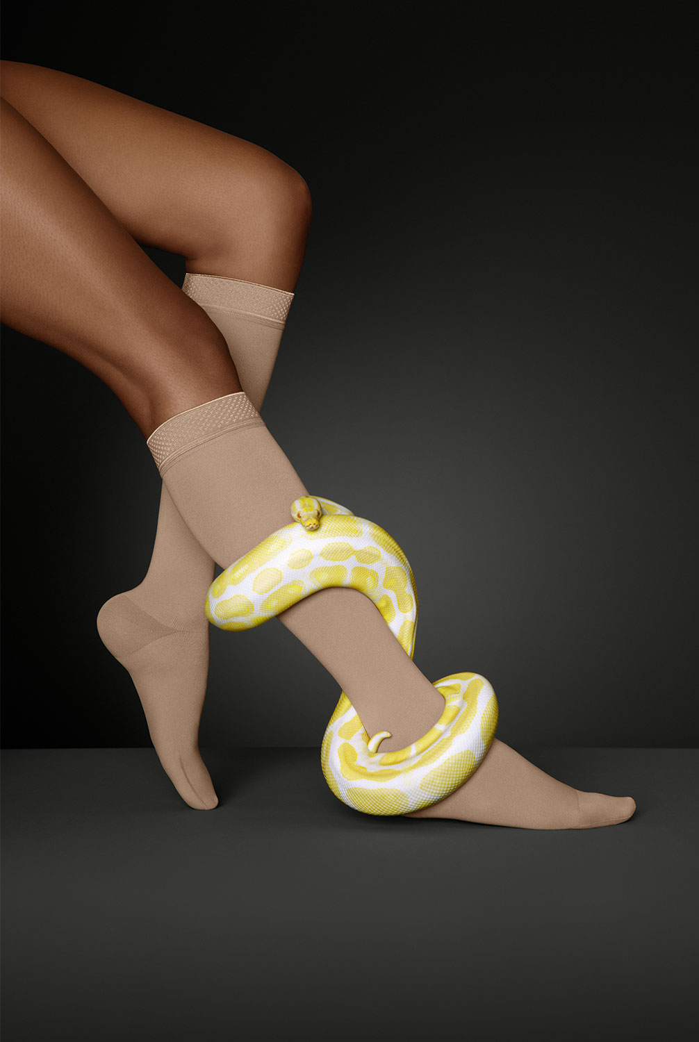 Image de style de vie Juzo Move  Jambes avec le Juzo Move et un serpent jaune