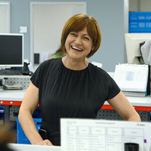 Fröhliche Mitarbeiterin in der Endkontrolle